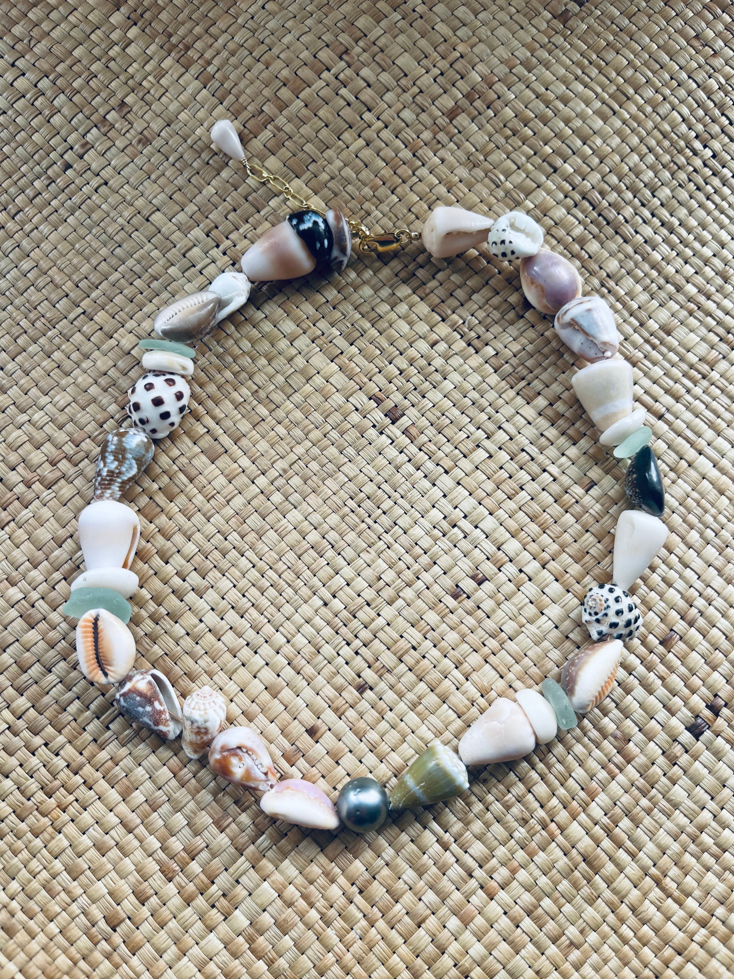 Chunky Shell Lei w/ Tahitian Pearl