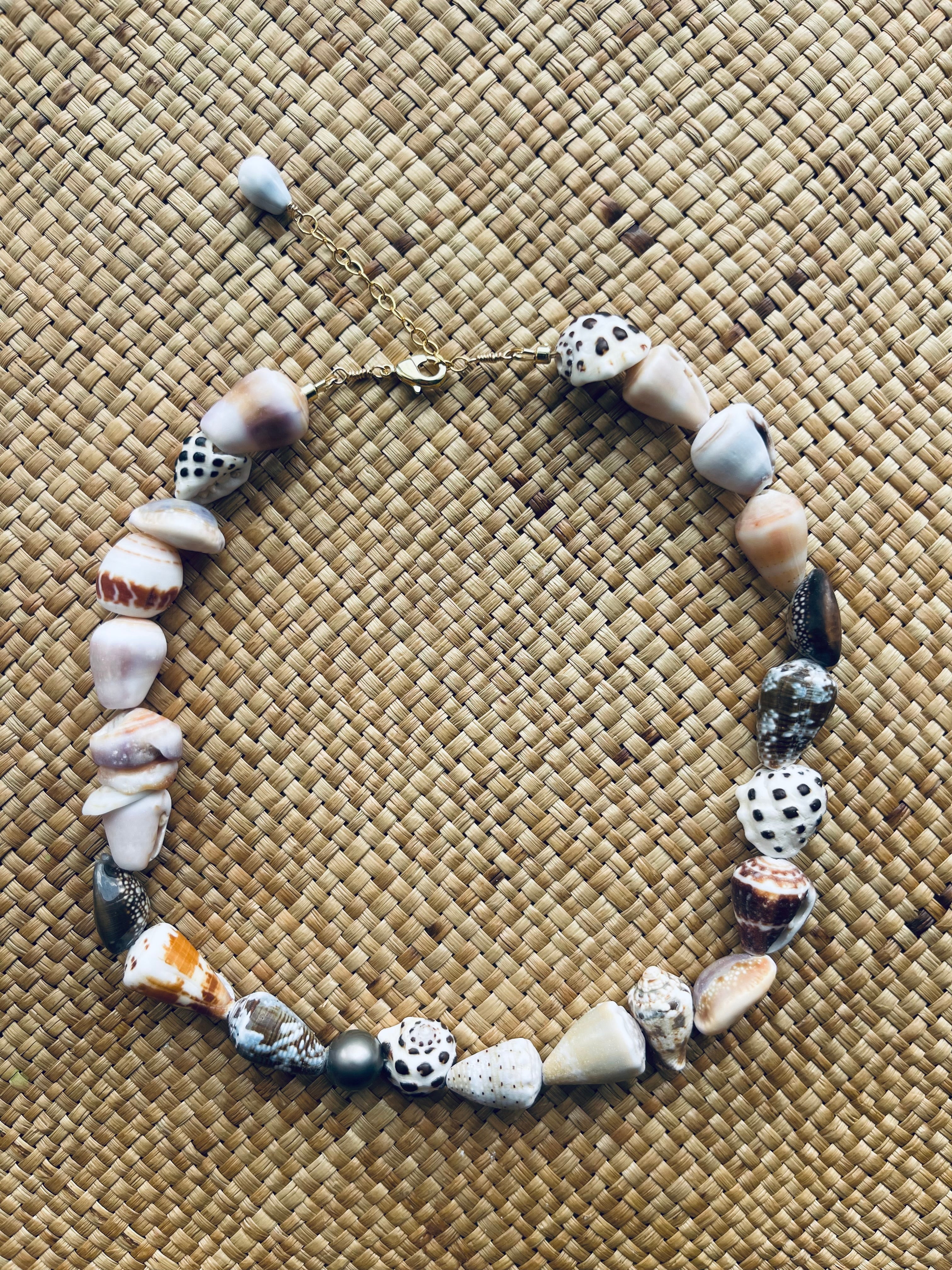 Chunky Shell Lei w/ Tahitian Pearl