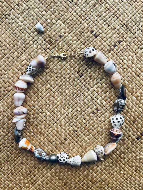 Chunky Shell Lei w/ Tahitian Pearl